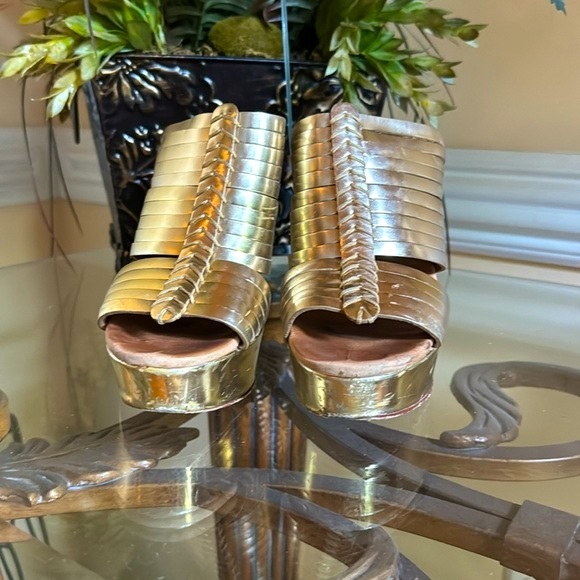 Coach Gold Wedge Sandal 7.5 - Picture 4 of 5